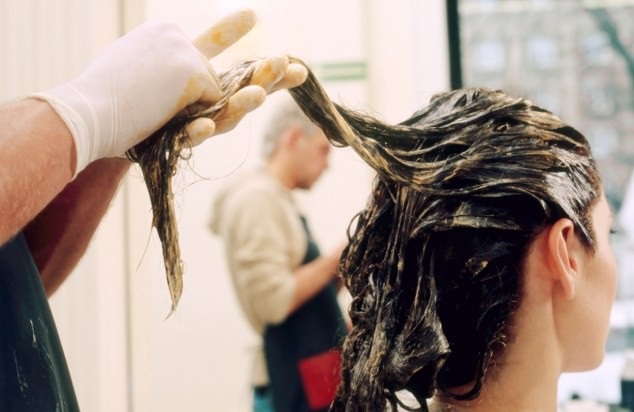 Hóa chất - nguyên nhân khiến tóc bị khô xơ, chẻ ngọn