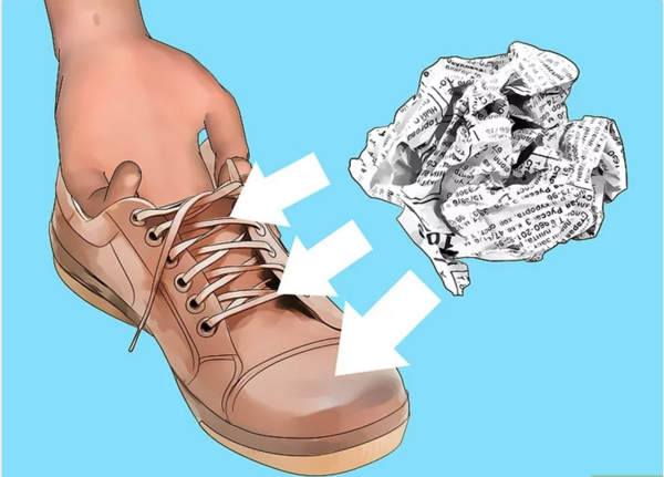 Sử dụng giấy báo làm khô giày