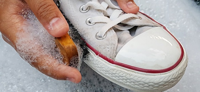 Cách làm sạch giày vải