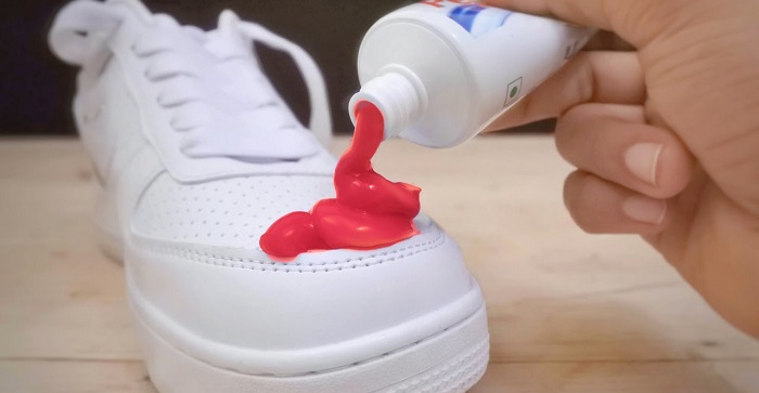 Cách vệ sinh giày thể thao vào kem đánh răng