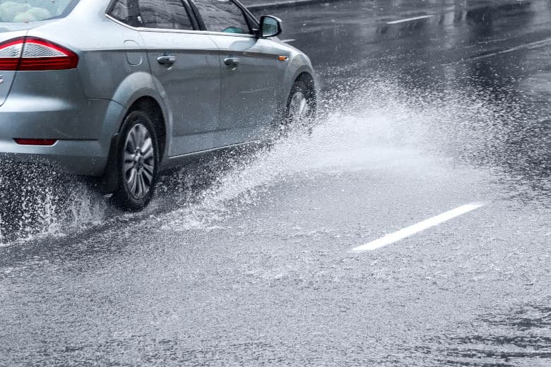 Kỹ năng lái xe ô tô trên đường ngập nước sâu