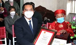 Chủ tịch Ủy ban MTTQ thành phố Hải Phòng trao thiếp mừng thọ của Chủ tịch nước cho công dân 100 tuổi
