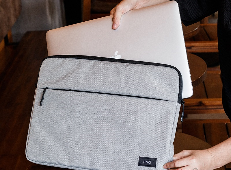 Dùng túi chống sốc chuyên dụng cho laptop là một cách bảo vệ laptop tối ưu khi di chuyển