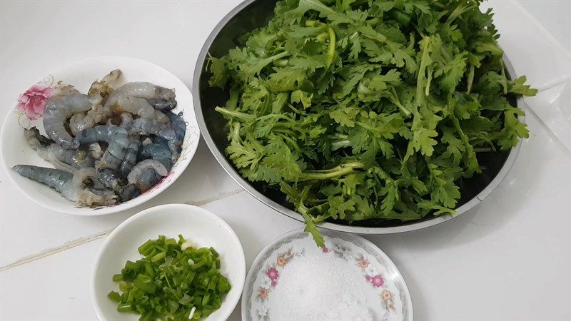 Nguyên liệu món ăn 2 cách nấu canh cải cúc - tần ô với tôm sú, chả cá thác lác