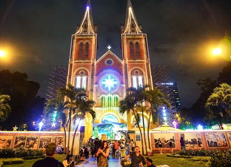 Địa điểm đón giáng sinh ở Sài Gòn. Các địa điểm đón giáng sinh đẹp ở Sài Gòn. Nhà thờ Đức Bà
