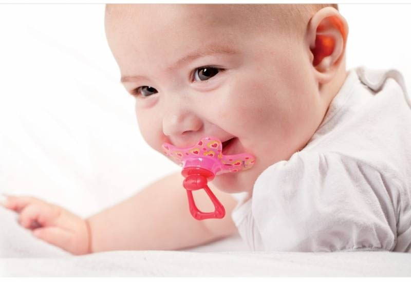 Ngậm vú giả cũng là một cách khiến cho hàm của trẻ hoạt động nhiều hơn