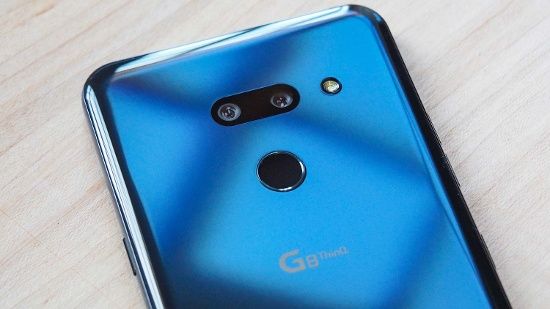 Mặt khác LG G8 ThinQ chỉ có camera kép với camera chính độ phân giải 12MP khẩu độ f/1.5, hỗ trợ OIS cùng camera phụ góc cực rộng độ phân giải 16MP với khẩu độ f/1.9, đó là tương tự người anh em, nhưng thiếu ống kính tele.