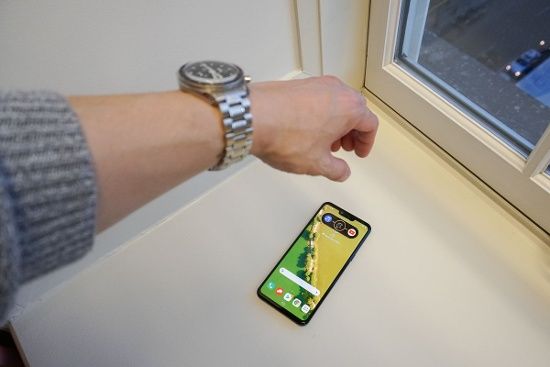 Theo đó thay vì chạm vào màn hình, Hand ID cho phép nhận diện từ xa không cần chạm, nhờ cảm biến có thể quét tĩnh mạch trên lòng bàn tay để khóa và mở khóa G8.